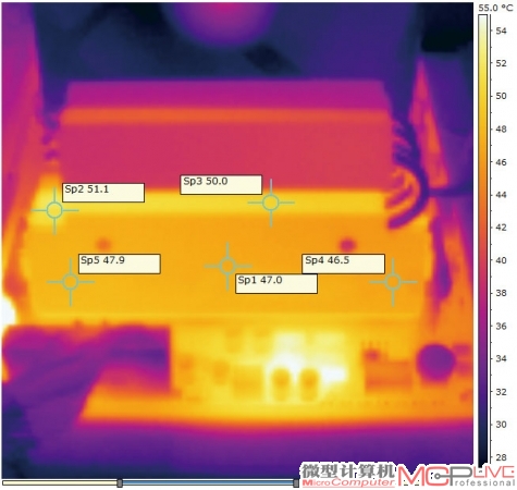 在DDR3 2400下长时间运行后，内存顶部的温度较高，已突破50℃。