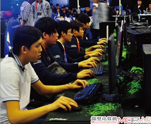 Orange战队是《DotA2》世界强队之一，是由马来西亚双子星Mushi、Yamatah领衔的东南亚豪强。该队曾进入2012年西雅图《DotA2》国际邀请赛前八名，后又获得WCG亚洲区《DotA2》冠军，WCG2012世界总决赛《DotA2》第四名。Orange战队的游戏装备均由Razer提供，明星装备有Razer黑寡妇蜘蛛终极版机械键盘和炼狱蝰蛇2013鼠标。